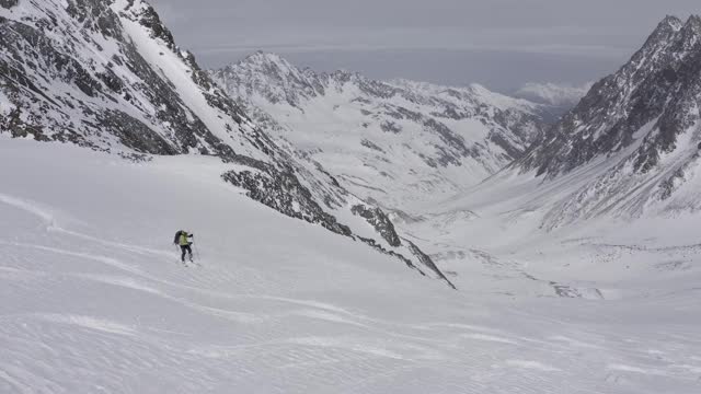 在奥地利阿尔卑斯山滑雪下山视频下载