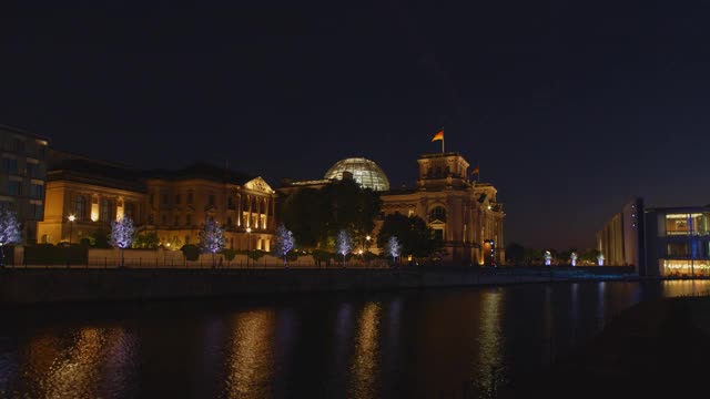 德国柏林国会大厦和施普雷河的夜景，4k视频素材