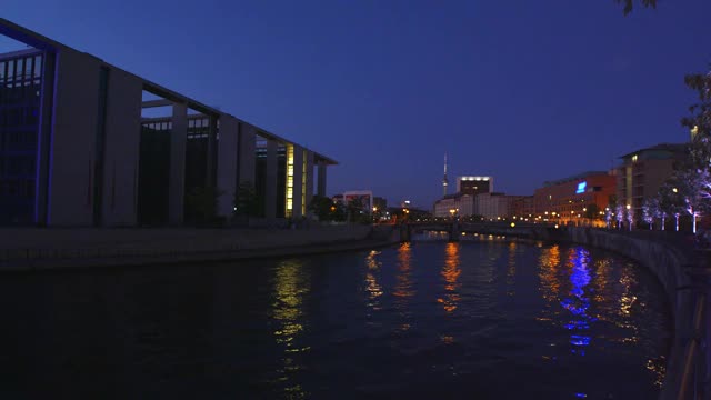 德国柏林，从国会大厦到施普雷河的夜景，4k视频素材