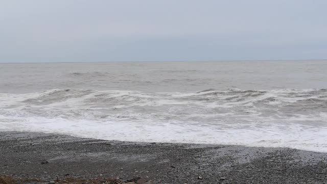 黑暗的大海，波浪和脏水视频素材