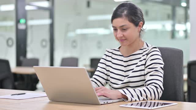 积极的印度女人拿着笔记本电脑竖起大拇指视频素材