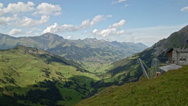 时光流逝的瑞士阿尔卑斯村全景。云朵掠过群山，投下阴影。Adelboden。伯尔尼兹Oberland。广州伯尔尼。视频素材