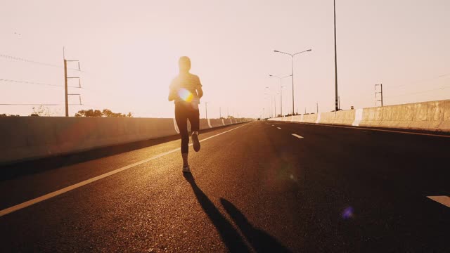 SLO MO女人在日落奔跑视频素材