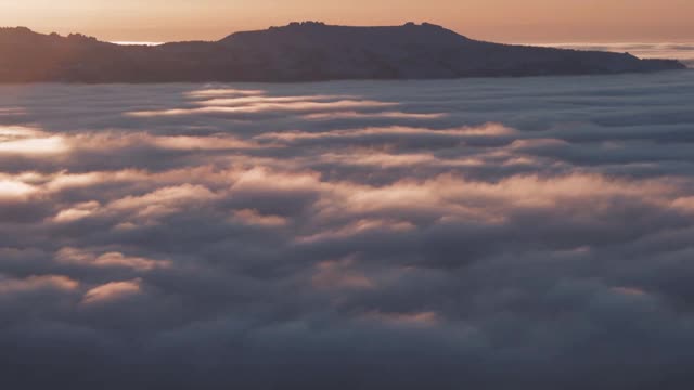 晨雾笼罩着群山、丘陵和山谷视频素材