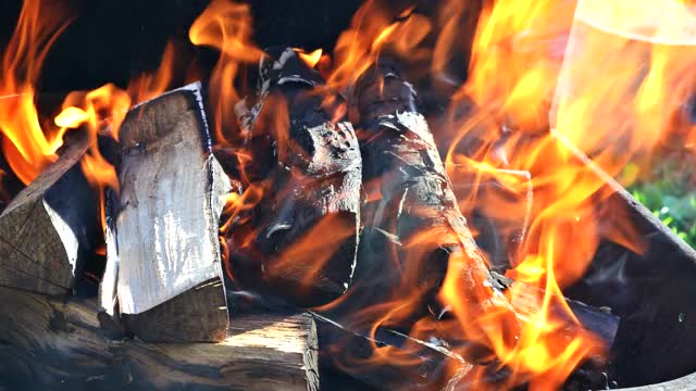 火，来自木余烬的火焰，用于户外烧烤柴火视频素材