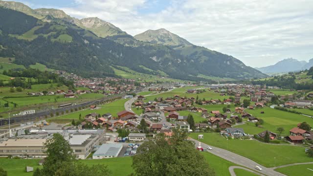 时光流逝的瑞士小镇在山谷的全景。Kandertal Frutigen。伯尔尼兹Oberland。广州伯尔尼。视频素材