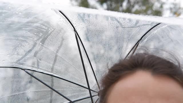 在雨中戴着防护面具。视频素材