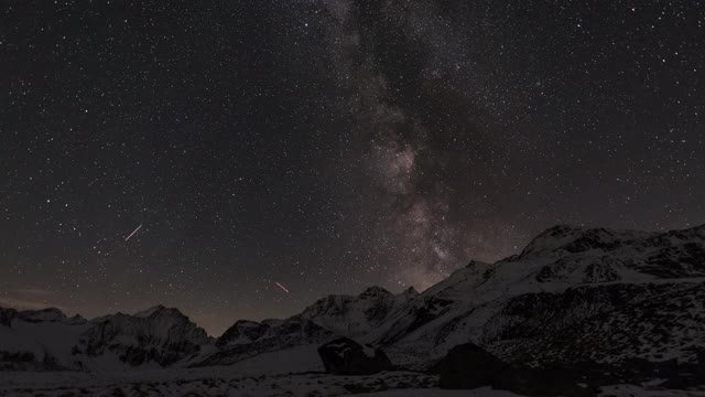 美丽的时间流逝的银河在雪覆盖的Sellrain山脉视频下载