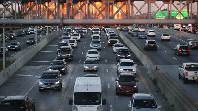 高速公路上交通拥挤时的汽车。视频素材