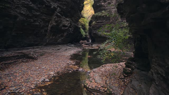 秋季景观在沃特金斯峡谷州立公园纽约视频素材