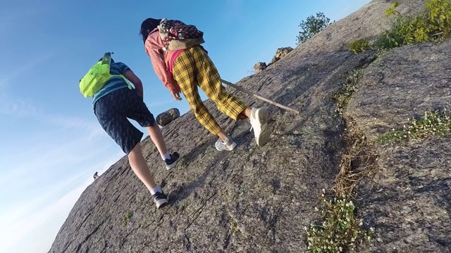 快乐的亚洲背包客孩子们一起徒步和步行到山景城的山顶，生活理念。视频素材