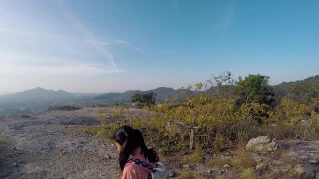 快乐的亚洲背包客孩子们一起徒步和步行到山景城的山顶，生活理念。视频素材