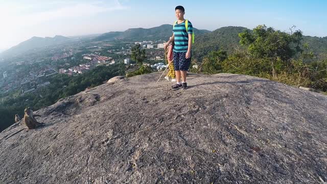 快乐的亚洲背包客孩子们一起徒步和步行到山景城的山顶，生活理念。视频素材