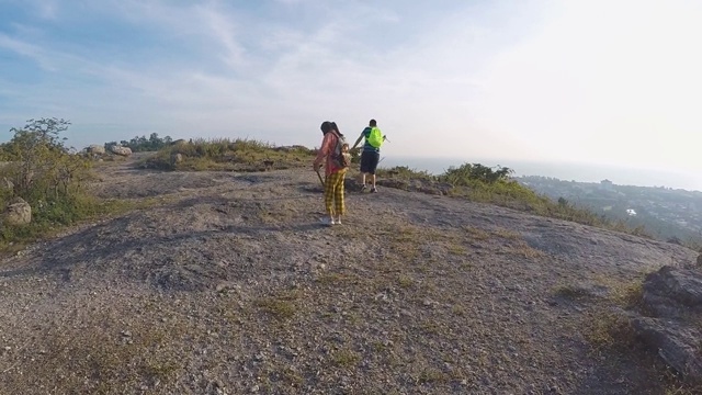 快乐的亚洲背包客孩子们一起享受山顶美景，生活理念。视频素材