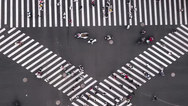 无人机视角的城市街道十字路口视频素材