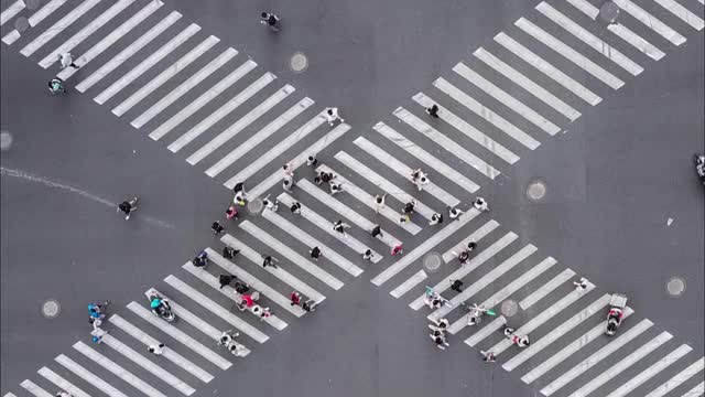 无人机视角的城市街道十字路口视频素材