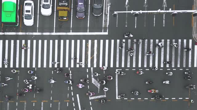 无人机视角的城市街道十字路口视频素材