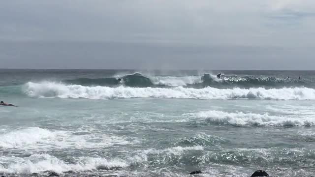 波伊普海滩的海浪和冲浪者视频素材