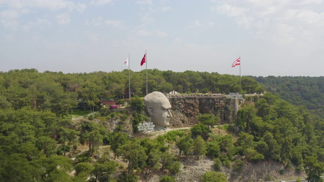 鸟瞰图道路和森林Kepez安塔利亚/土耳其视频素材