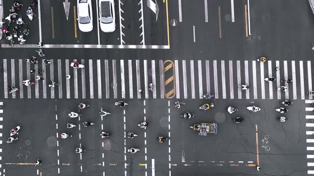 T/L无人机视角的城市街道十字路口视频素材