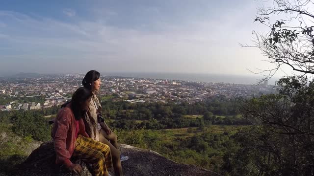 快乐的亚洲母亲和女孩一起享受和从山顶看风景，生活理念。视频素材