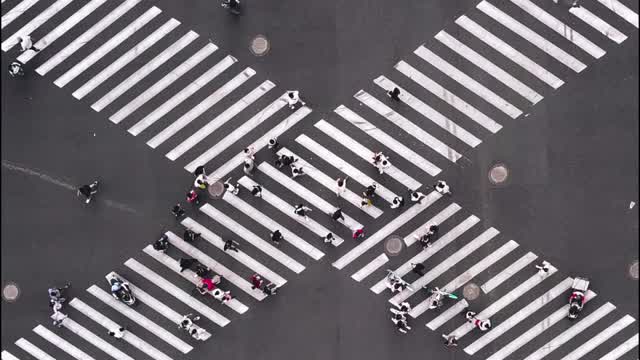 T/L无人机视角的城市街道十字路口视频素材