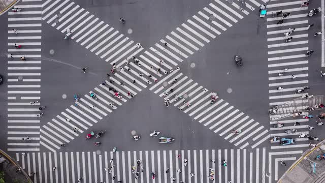 T/L无人机视角的城市街道十字路口视频素材