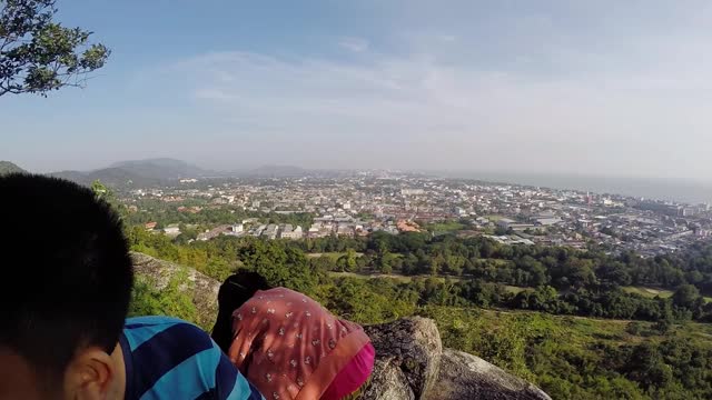 快乐的亚洲背包客孩子们一起享受山顶美景，生活理念。视频素材