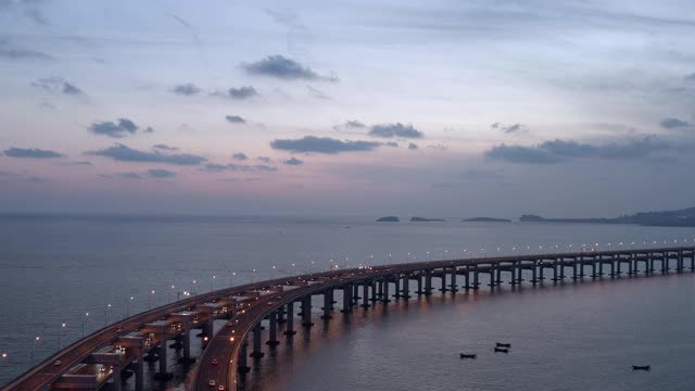 以海为背景的跨海大桥空城道路视频素材