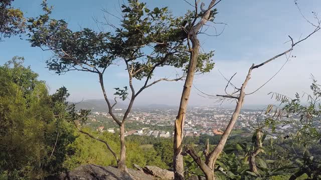 快乐的亚洲背包客孩子们一起享受山顶美景，生活理念。视频素材