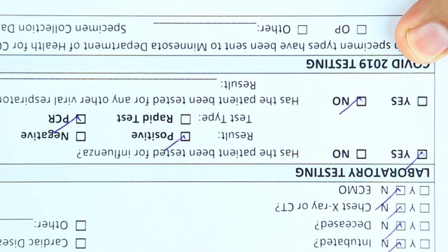 在COVID-19检测表上书写的男子视频素材