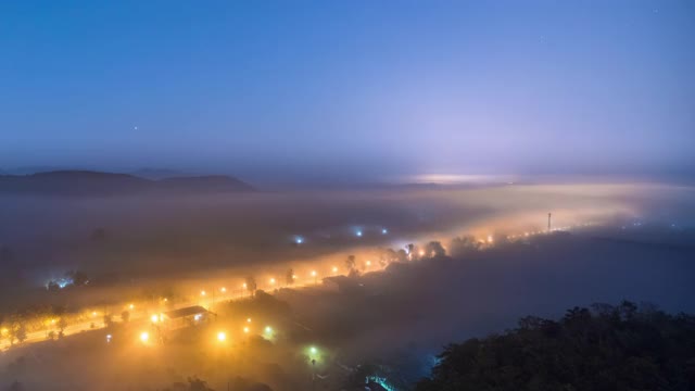 时光流逝，从夜到日，在清迈城下的薄雾中日出视频素材