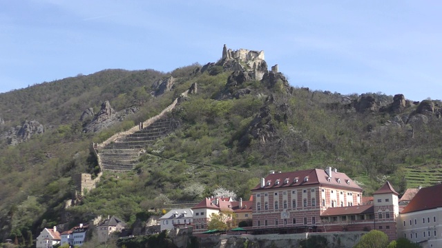 奥地利瓦肖山谷的杜恩斯坦镇的秋景视频素材