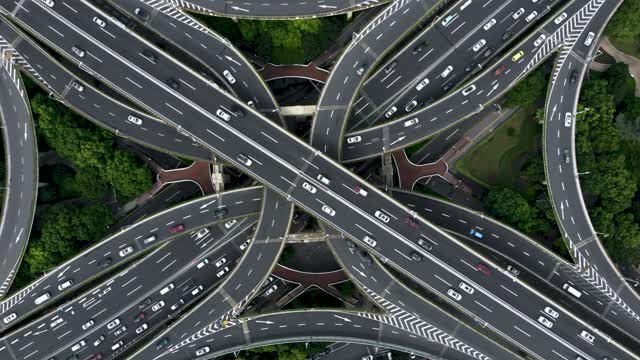 繁忙道路交叉口鸟瞰图视频素材