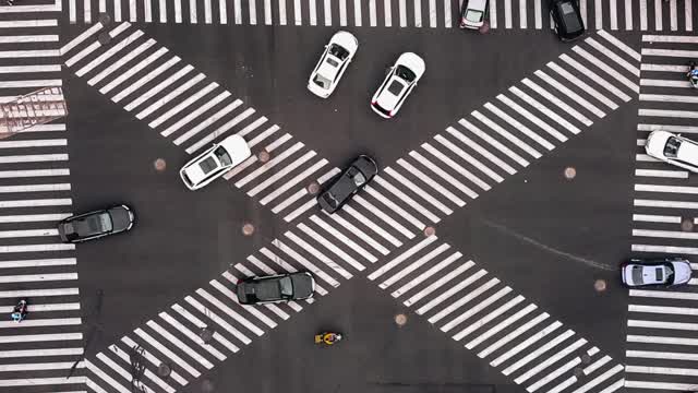 T/L无人机视角的城市街道十字路口视频素材