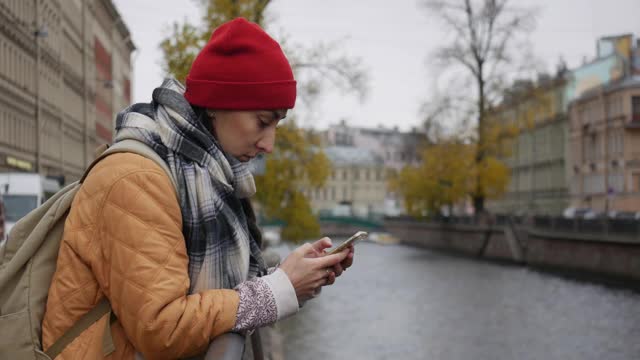 一名年轻的中东女子用智能手机发信息，聊天，查找信息视频素材