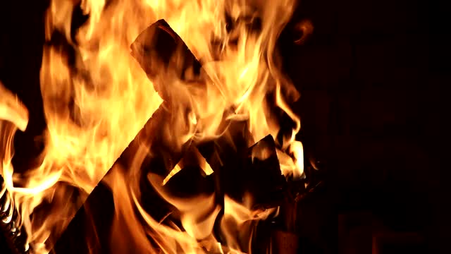 在壁炉里燃烧着木炭，温暖着家视频素材