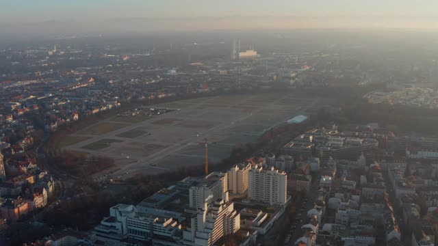 德国慕尼黑空空荡荡的慕尼黑啤酒节，由于冠状病毒19大流行取消了活动，从空中俯瞰视频素材