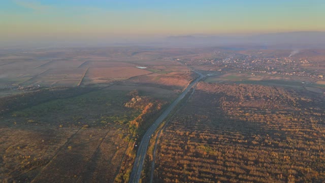 全景日落从喀尔巴阡山顶自然景观山谷丘陵视频素材