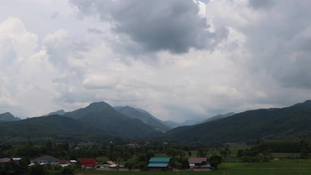 美丽的云时间流逝，戏剧性的暴风雨和云视频素材