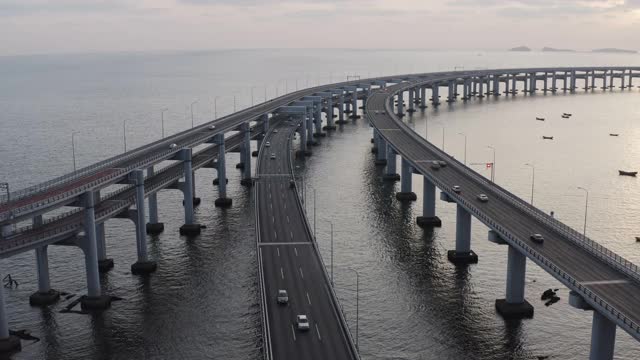 以海为背景的跨海大桥空城道路视频素材