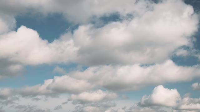 多云的天空和蓬松的云。自然背景视频素材