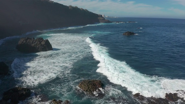 鸟瞰图。在一个阳光明媚的日子，特内里费岛，从海洋和海岸上方俯瞰美丽的景色视频素材