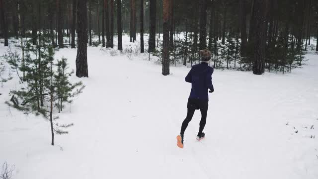 穿着运动服的跑步者在铁人三项前锻炼。冬季运动的概念视频素材