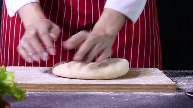 面包师准备面包面团，在吠叫之前揉面和分离。手用生面团，食物自制烘焙概念。视频素材