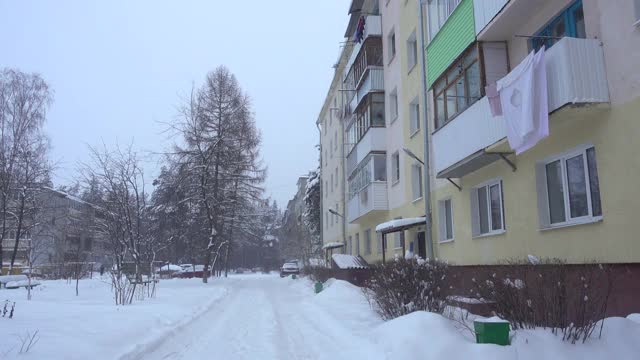 北部城市。住宅区冬天，下雪。高质量的4k视频。视频素材