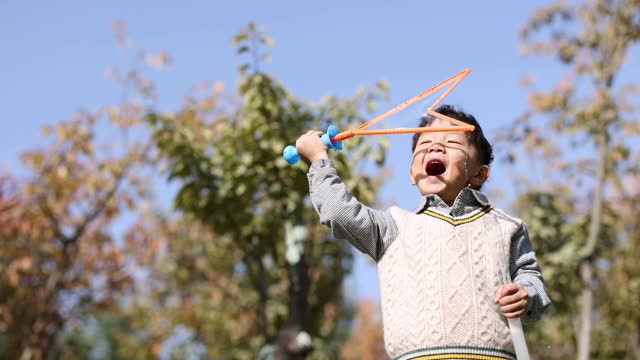 小男孩吹肥皂泡视频下载