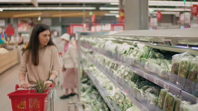 在超市选购绿色食品视频素材