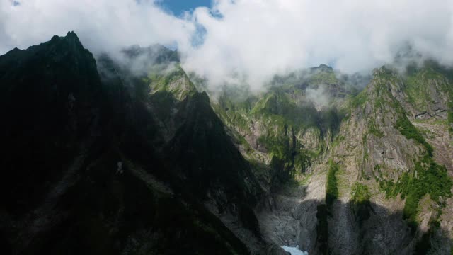 云雾缭绕的山峰视频素材