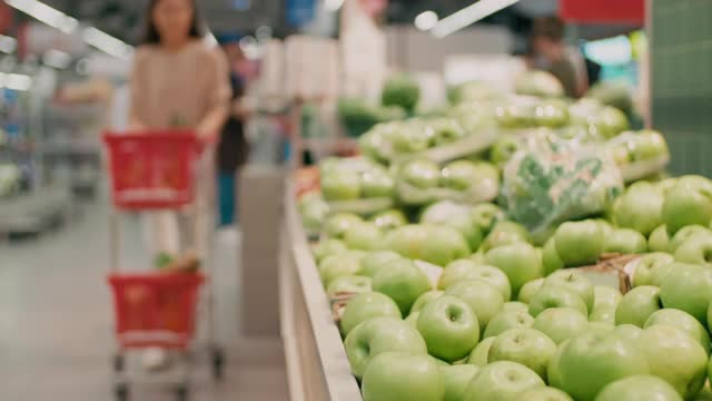 在杂货店买新鲜的苹果视频素材